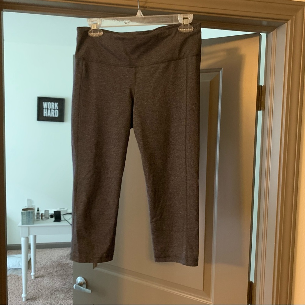 Women's Cropped Active Leggings in Gray